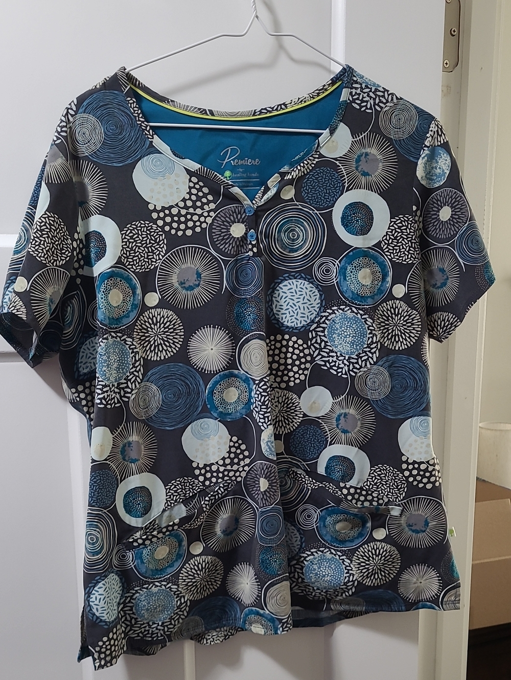 Premier Black & Blue Circular-Print Button-Front Women’s Top